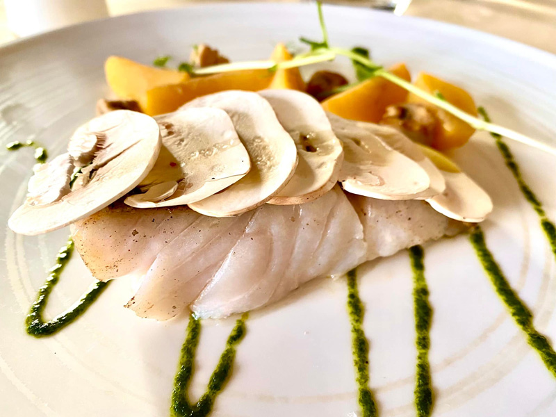 Lieu Jaune, champignons, beurre blanc, navets boules d’or et jeunes pousses d’épinard.