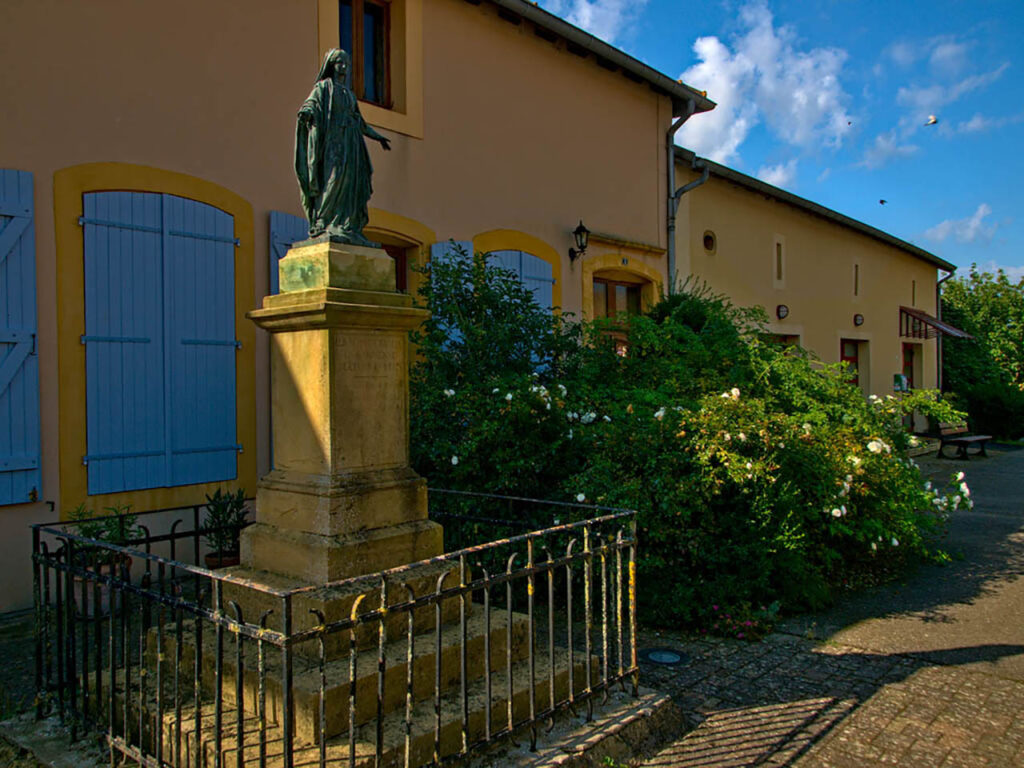 Statue de la Vierge, en face de la mairie de Pontoy